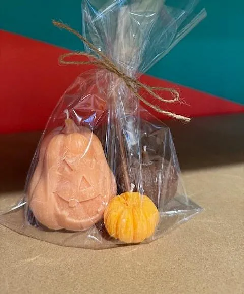 Gavepose med tre dekorative Halloween-lys formet som gresskar