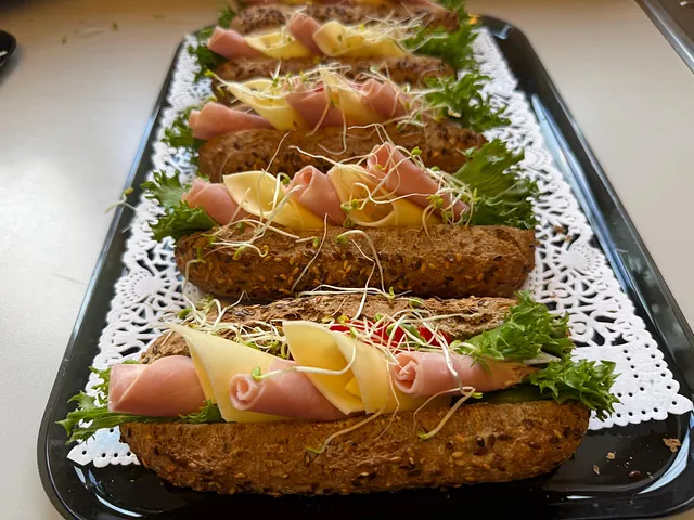 Smørbrød med skinke, ost, salat og spirer