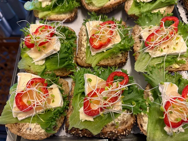Smørbrød med ost, paprika, salat og spirer