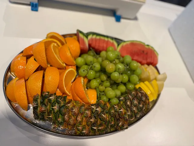 Fruktfat med appelsin, druer, vannmelon, ananas og melon
